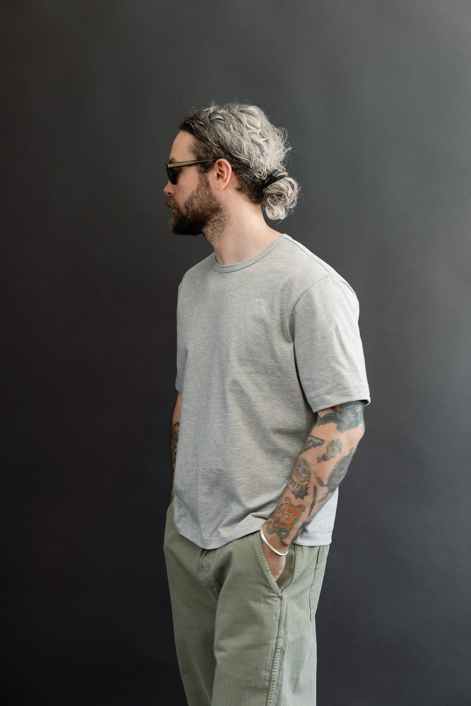 Side view of a male model (5'9