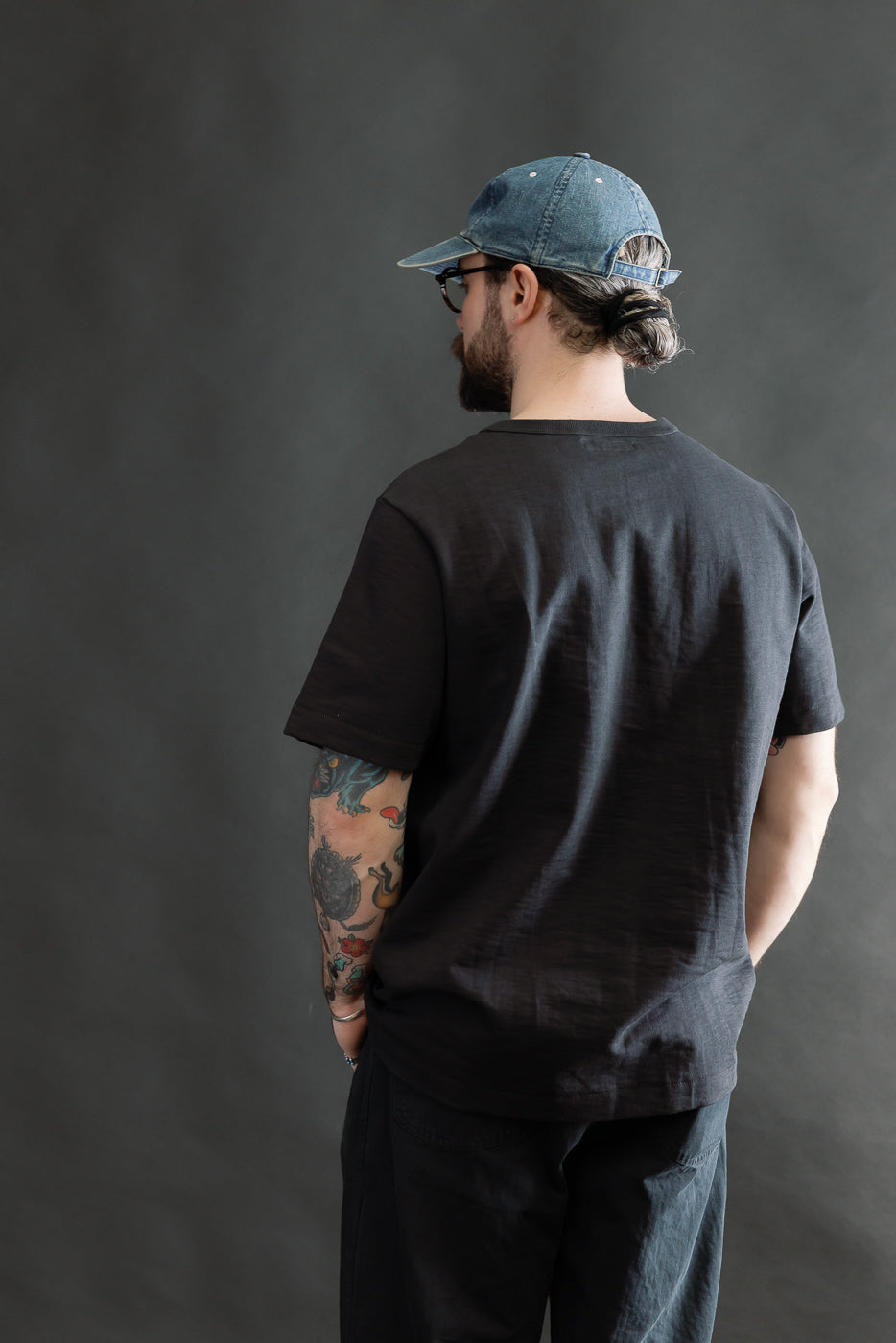 Back view of a male model, 5'9