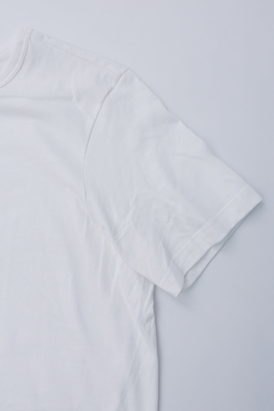 Close-up of front right shoulder and sleeve, Merz B. Schwanen 1950s white T-shirt, loopwheeled cotton