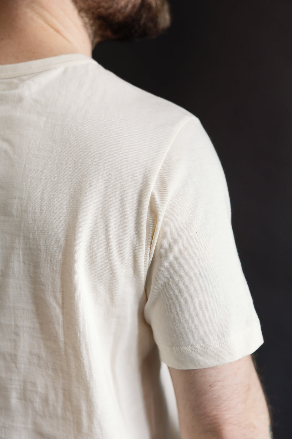 Close-up of back right side of Merz b. Schwanen 1950s loopwheeled T-shirt on male model, 5'9