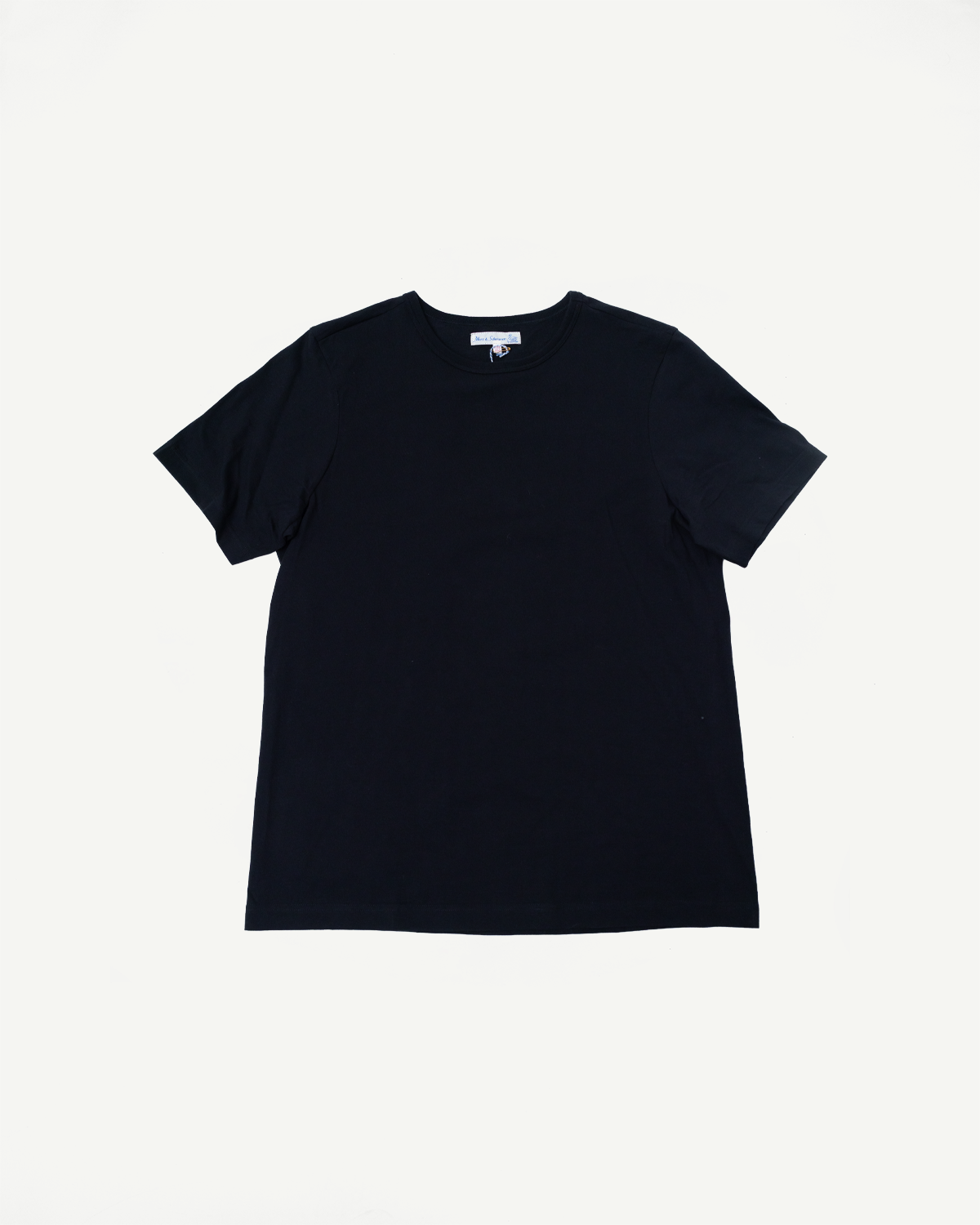 Flat lay front view of Merz b. Schwanen 1950s loopwheeled deep black t-shirt, short sleeves, classic fit, visible neck tag, Dant casual apparel.