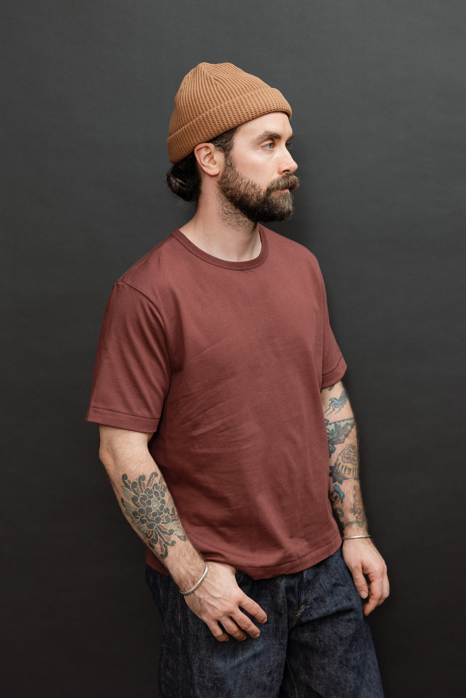 Front view of a male model, 5'9