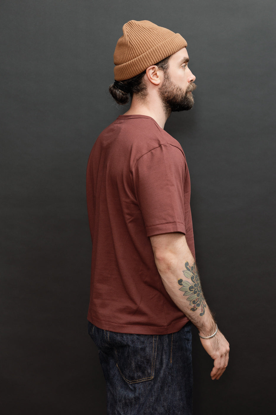 Side view of male model (5'9