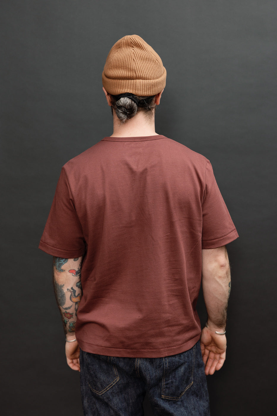 Back view of a male model, 5'9