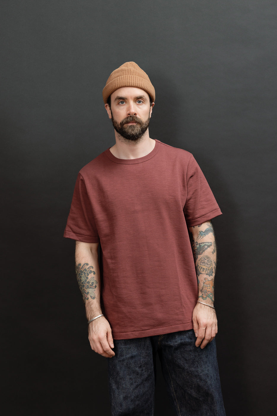 Front view of a male model, 5'9