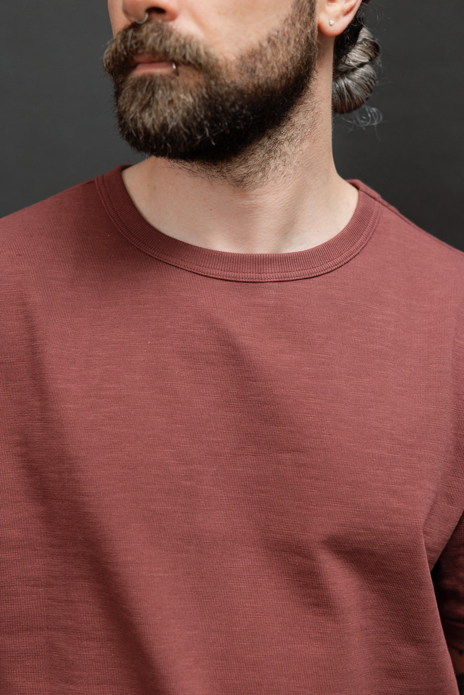 Close-up front view of a male model (5'9
