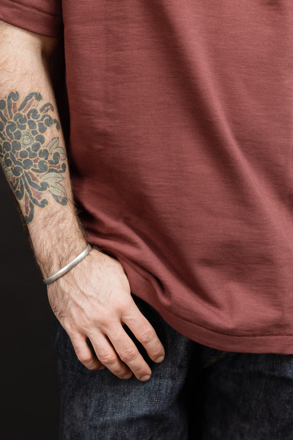 Close-up side view of a male model, 5'9