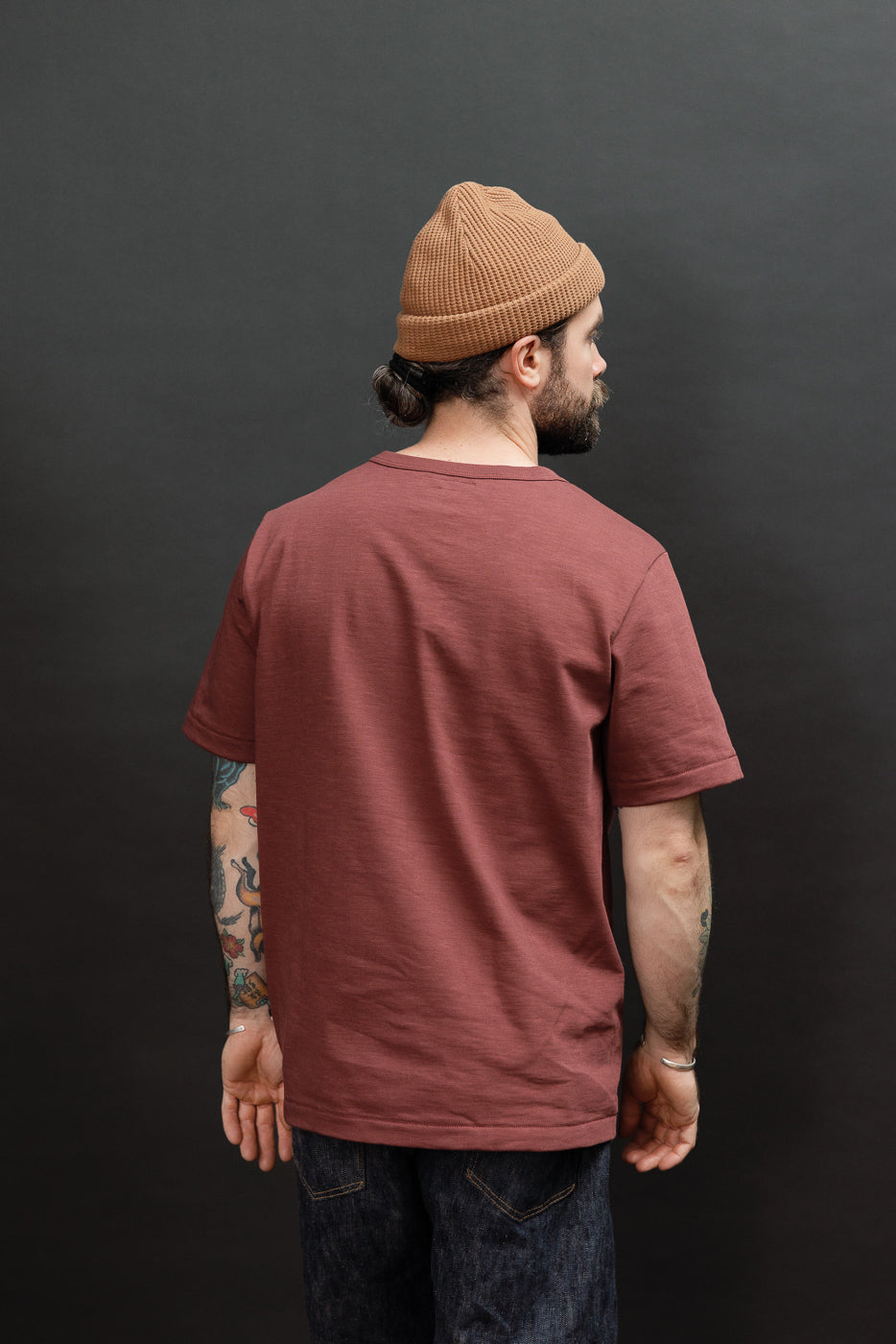 Back view of a male model, 5'9