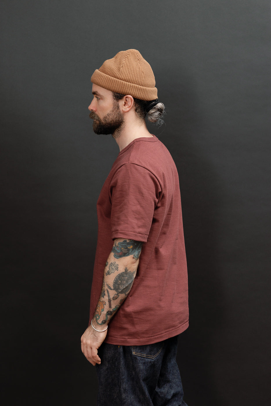 Side profile of a male model (5'9