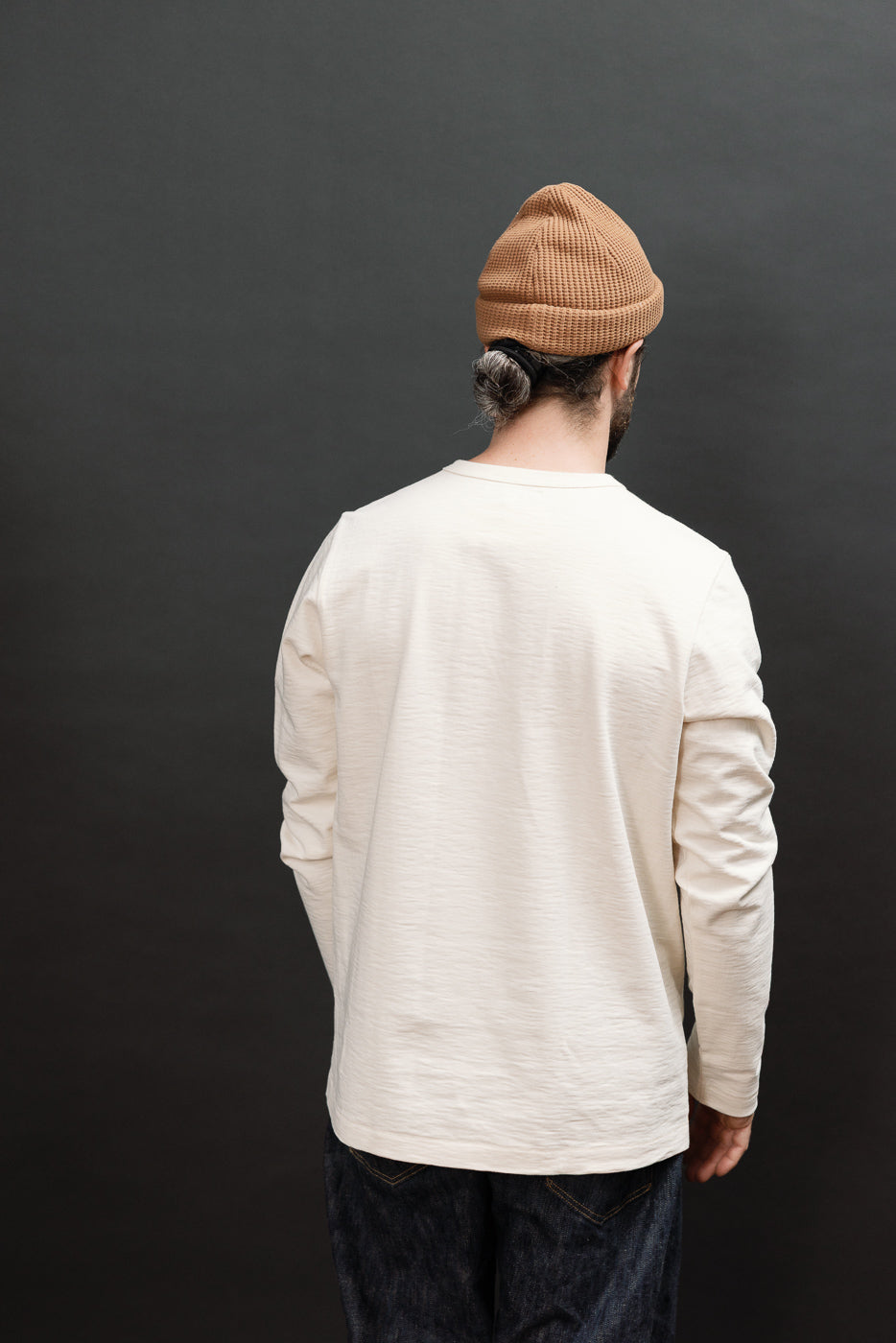 Back view of a male model, 5'9