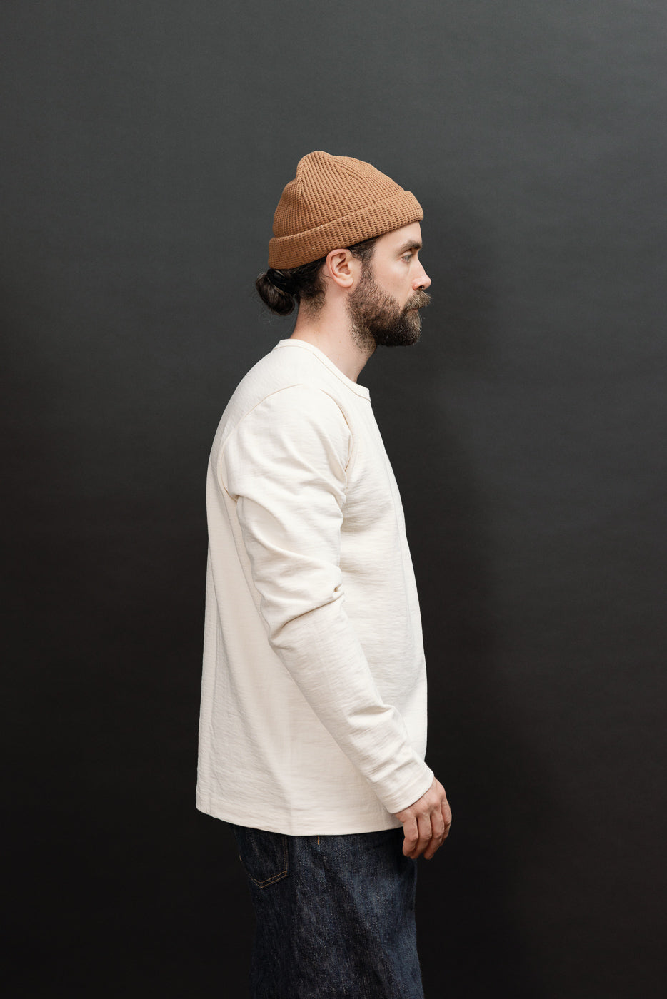 Side view of a male model, 5'9