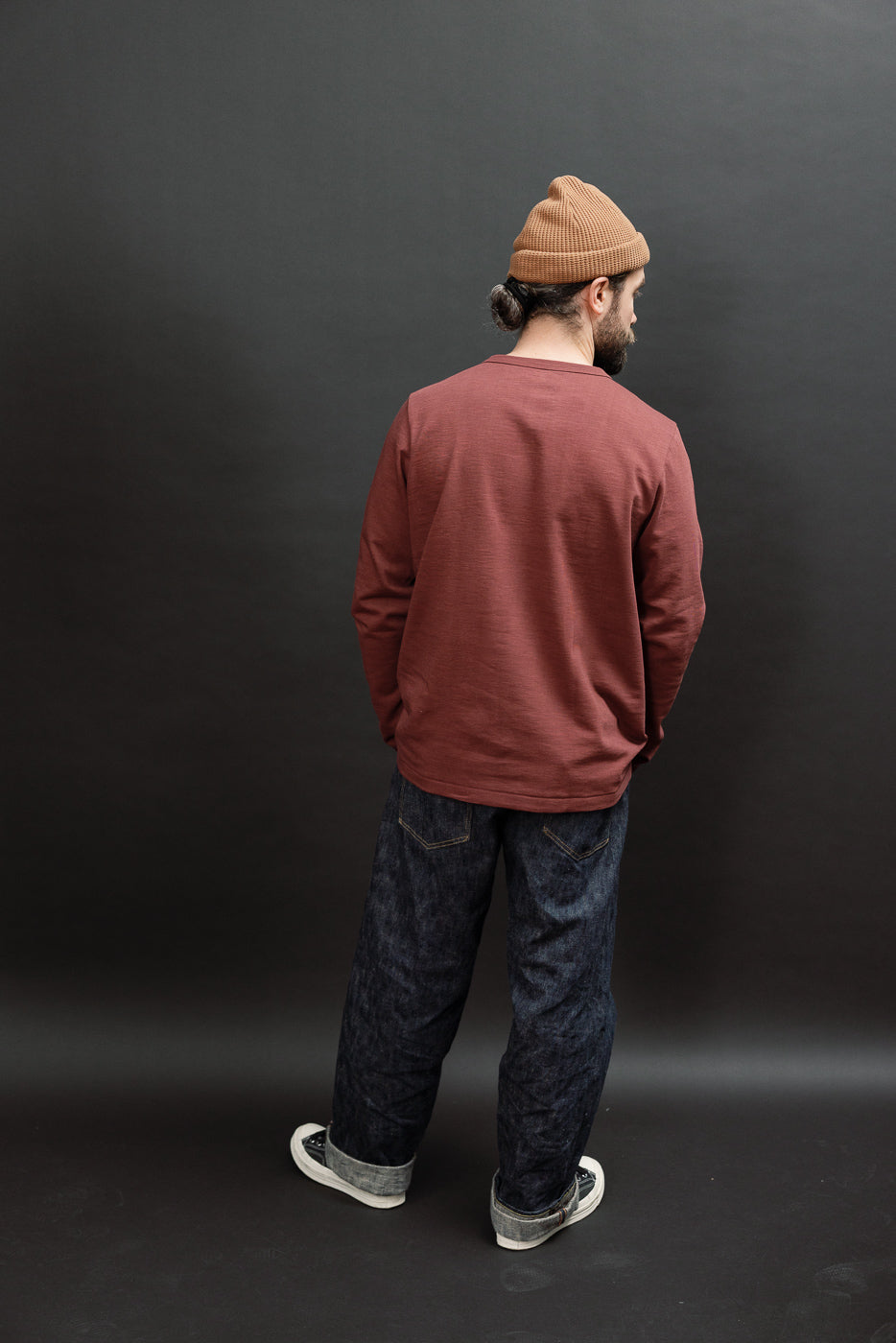 Full body back view of male model, 5'9