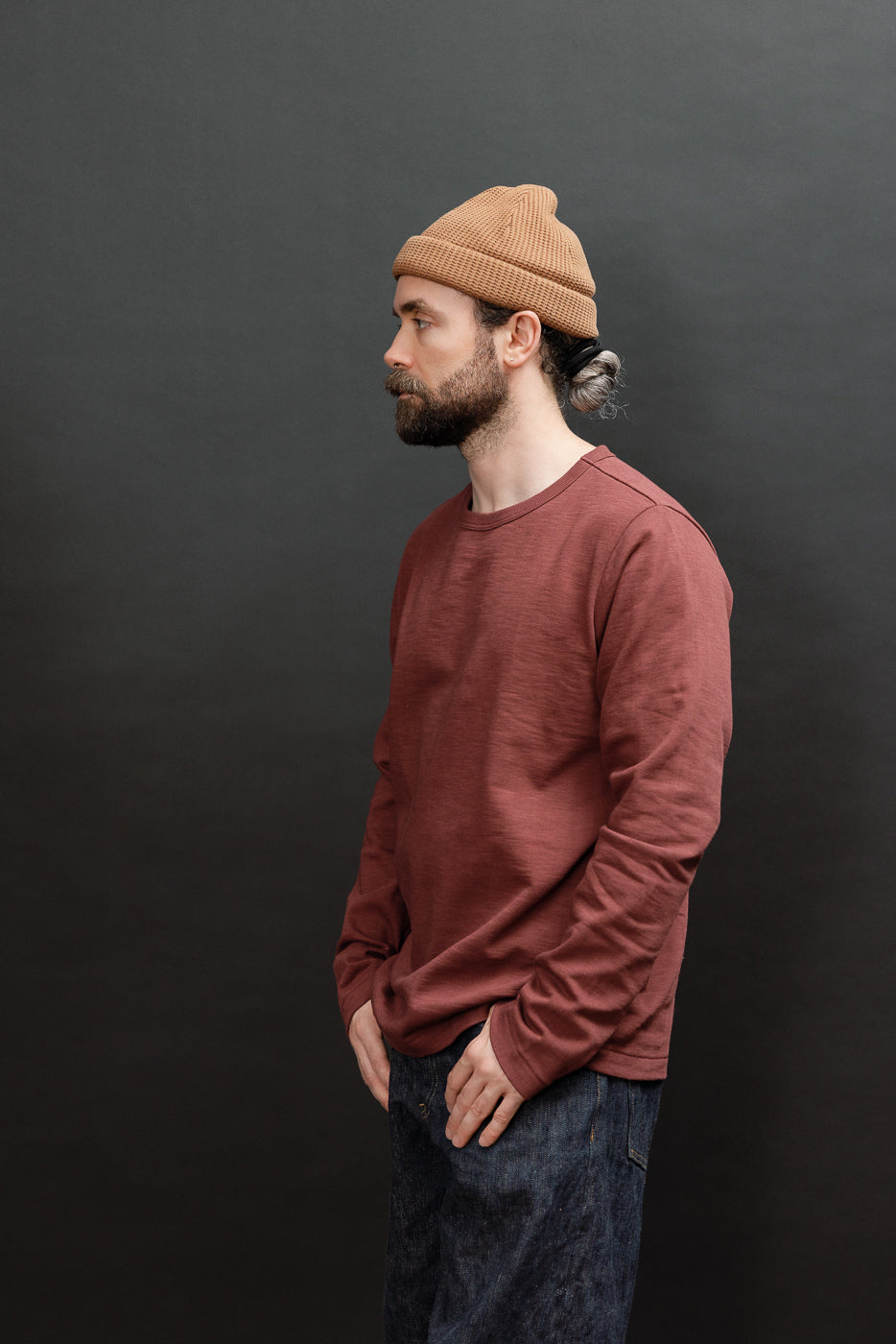 Profile view of male model, 5'9