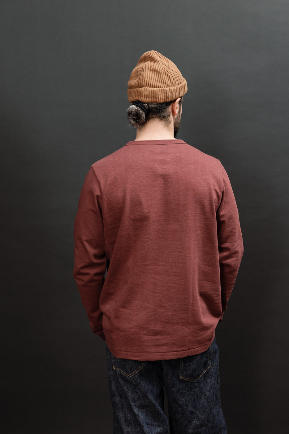 Back view of a male model, 5'9