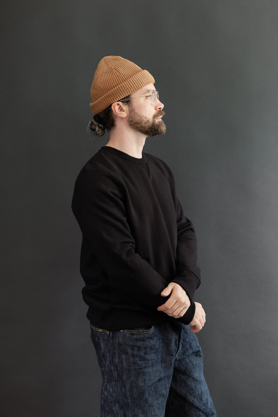 Side view of male model, 5'9