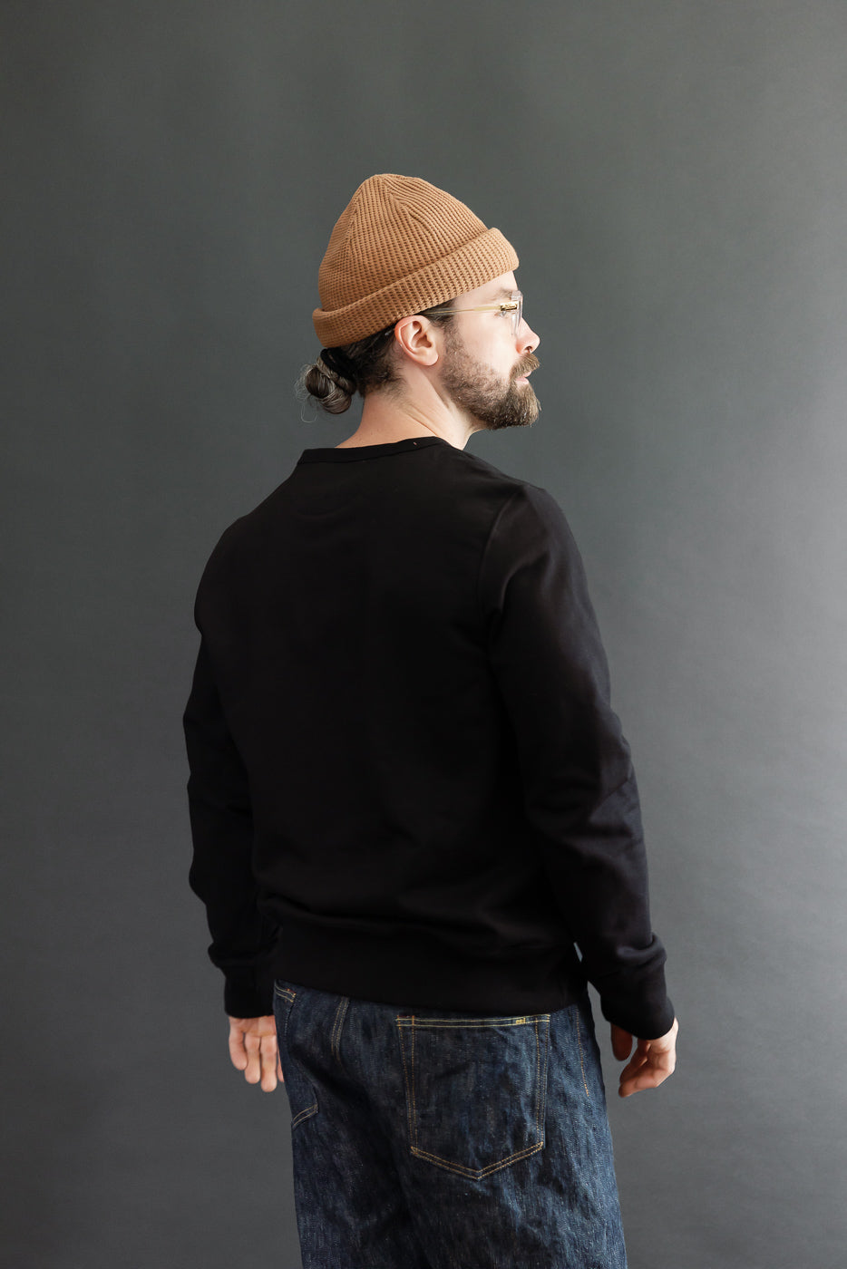 Back view of male model (5'9