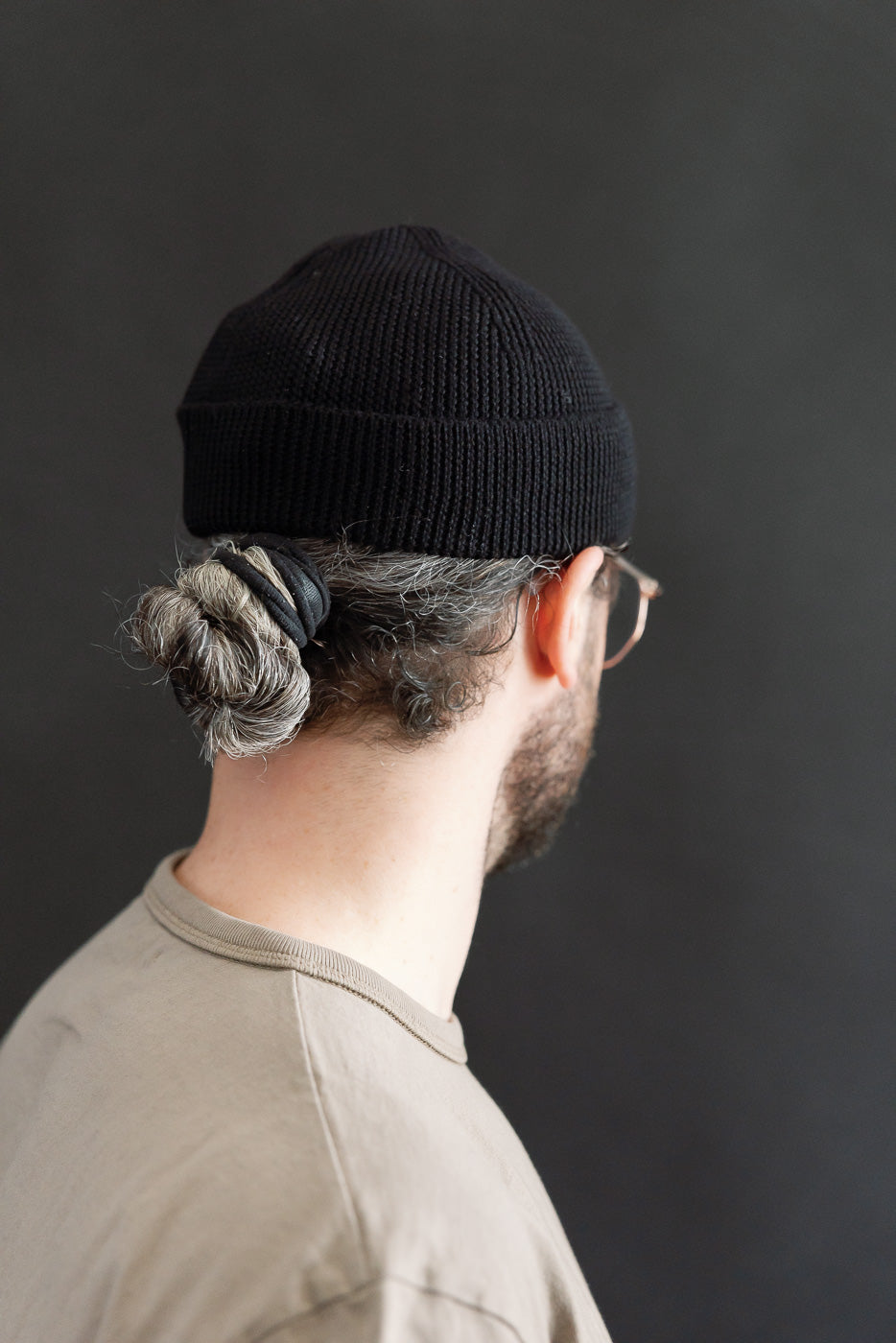 Rear view close-up of male model, 5'9