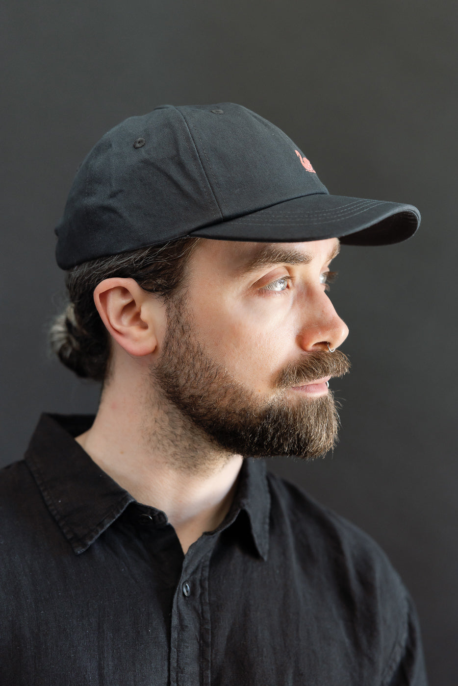 Close-up right side view of male model, 5'9