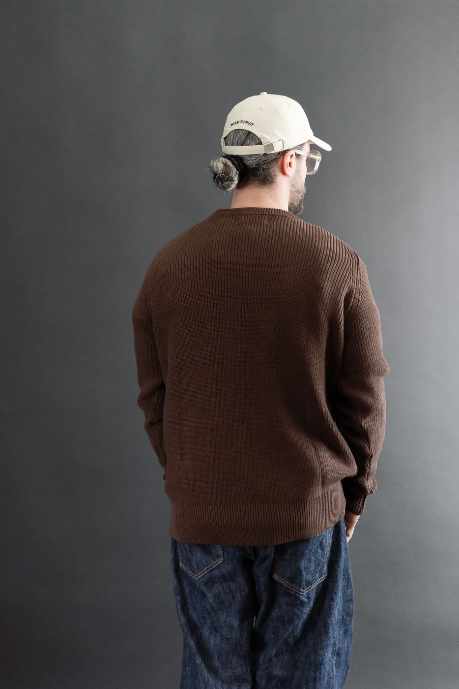 Back view of male model (5'9