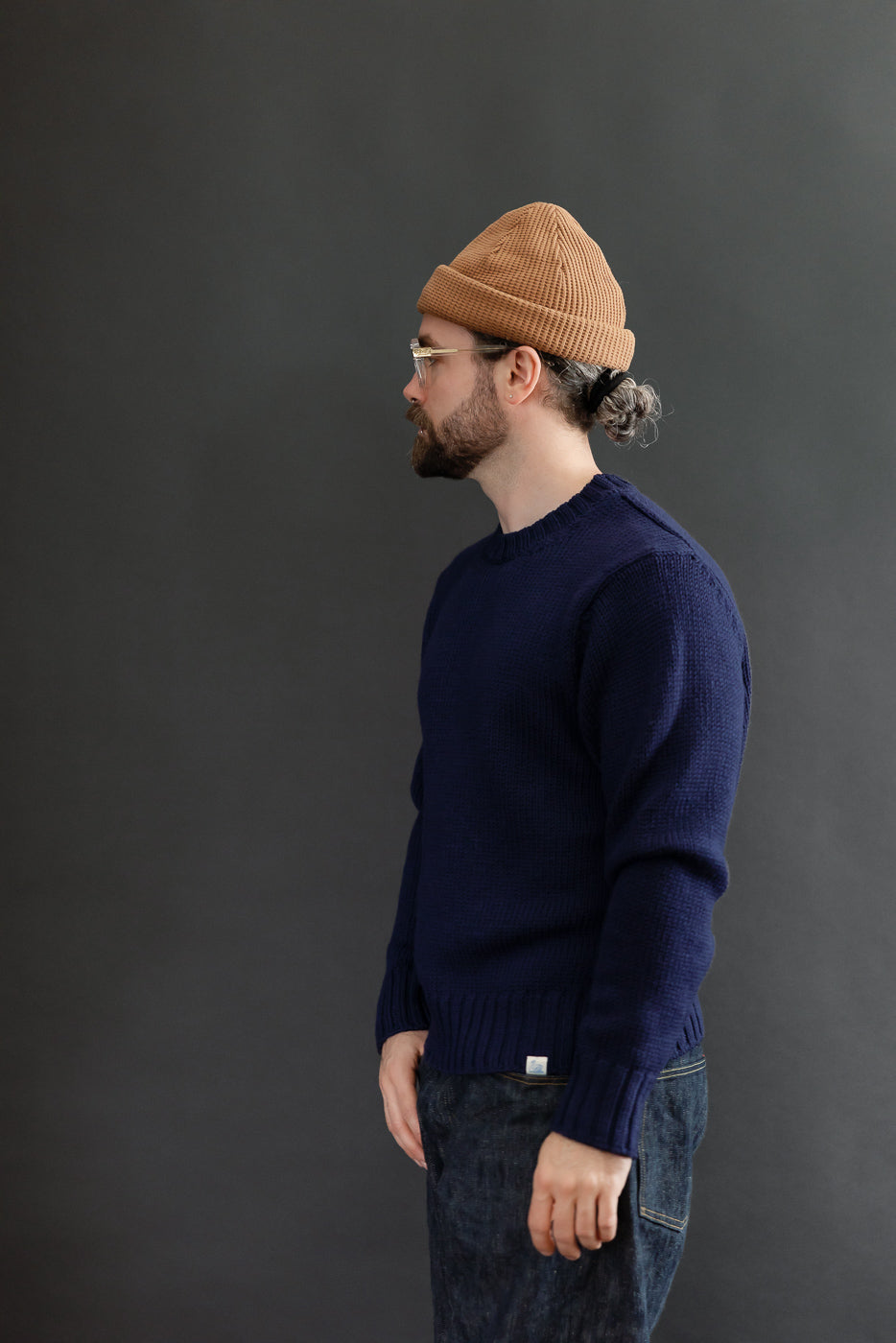 Side view of a male model, 5'9