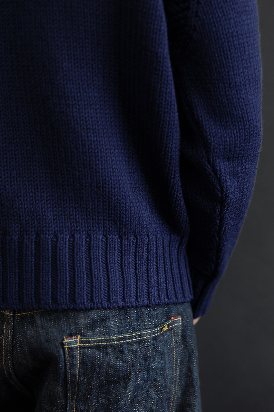 Close-up back view of a male model (5'9