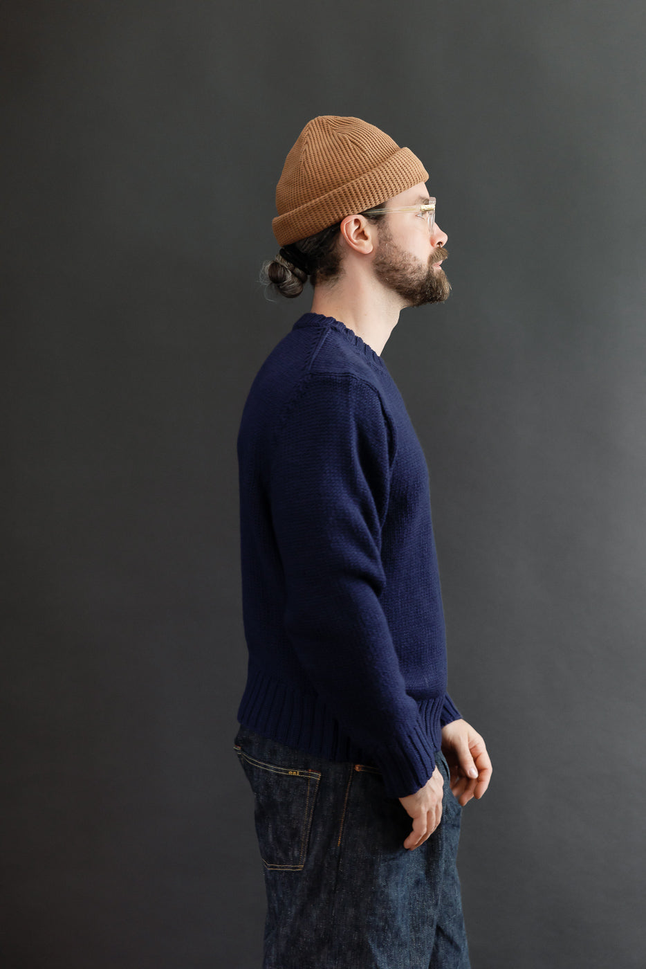 Side profile of male model, 5'9