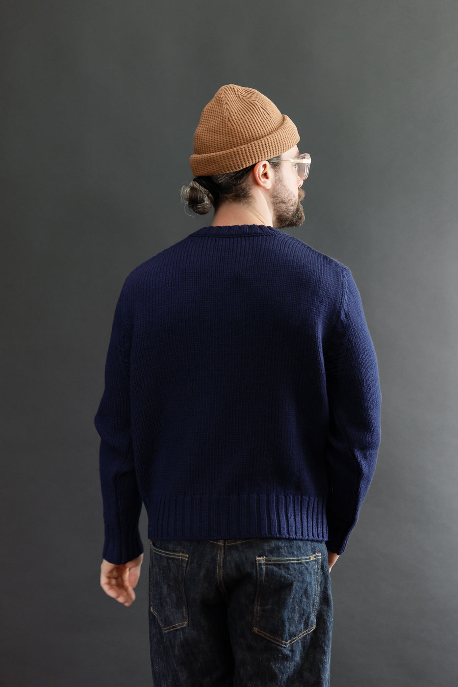 Back view of a male model (5'9
