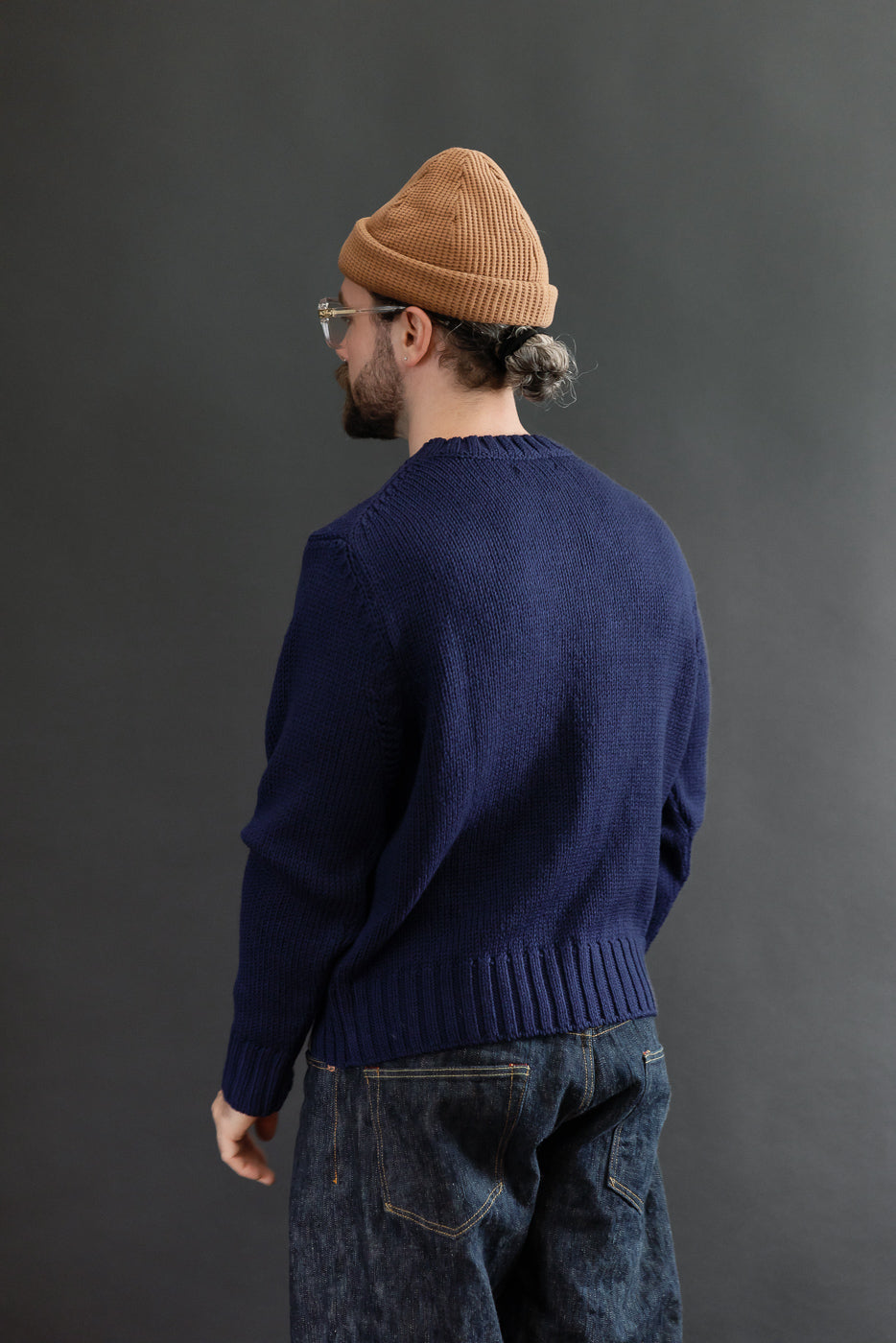 Back view of a male model, 5'9