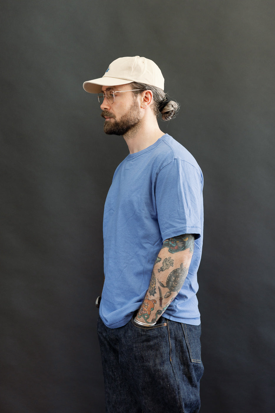 Side view of male model, 5'9
