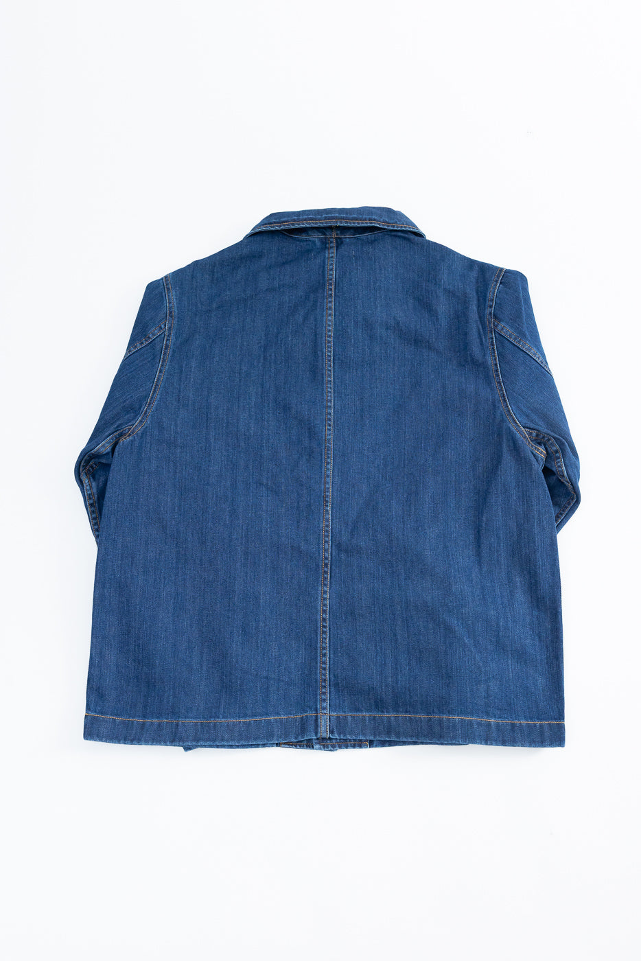 JKT08DN.520MB - Cropped Worker's Denim Jacket - Indigo Mid Blue features a vintage dark wash, cropped cut, classic collar, corozo nut buttons, and triangular underarm inserts, showcasing refined workwear craftsmanship.