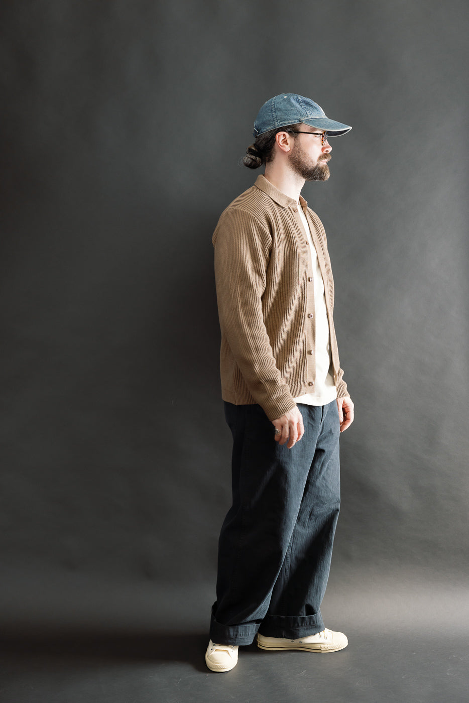 Full body side view of male model, 5'9