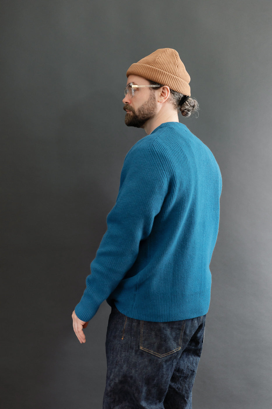 Side view of a male model, 5'9