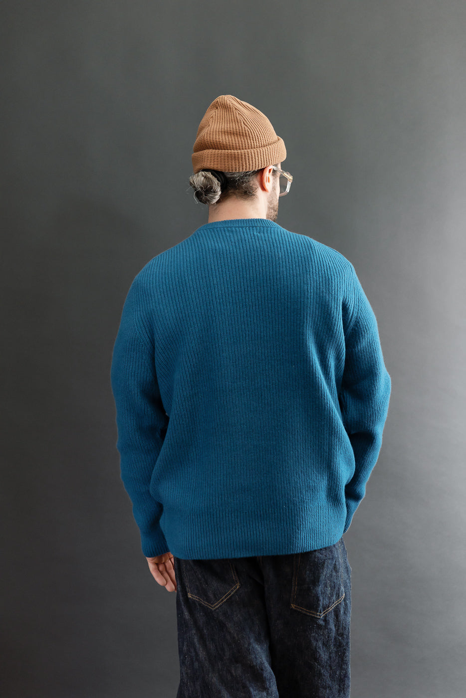 Back view of a male model, 5'9