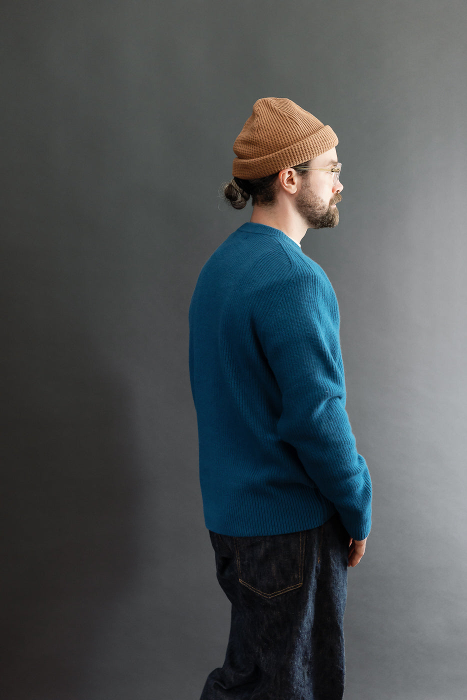 Full body side view of a male model, 5'9