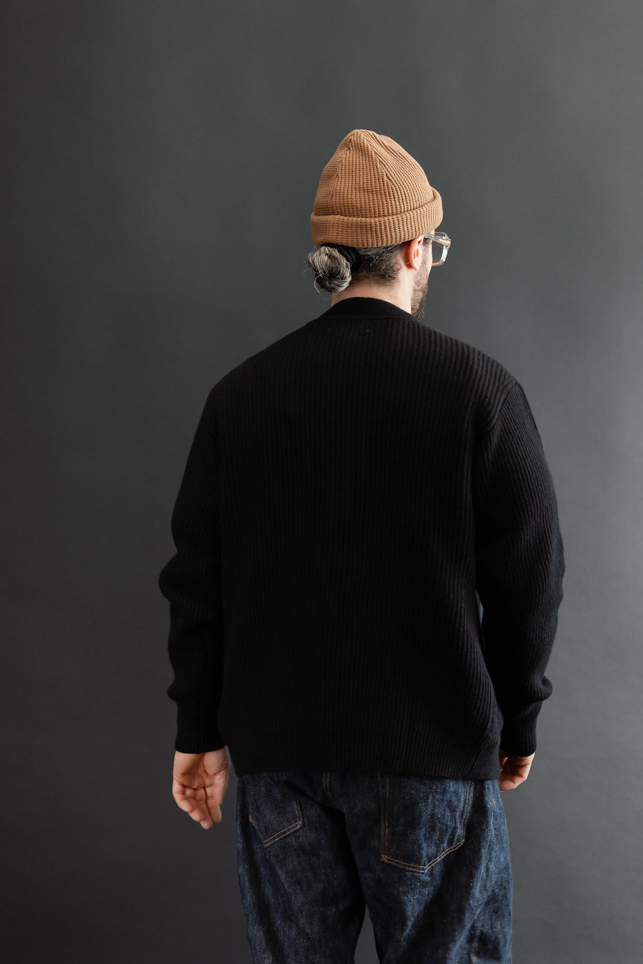 Back view of a male model, 5'9