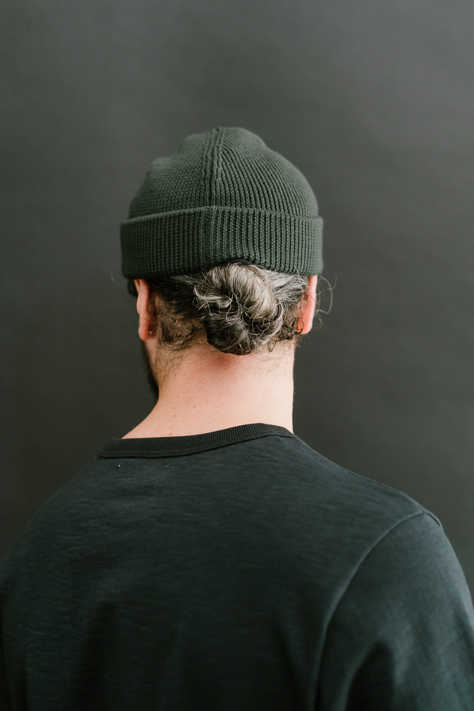 Back view close-up of male model, 5'9