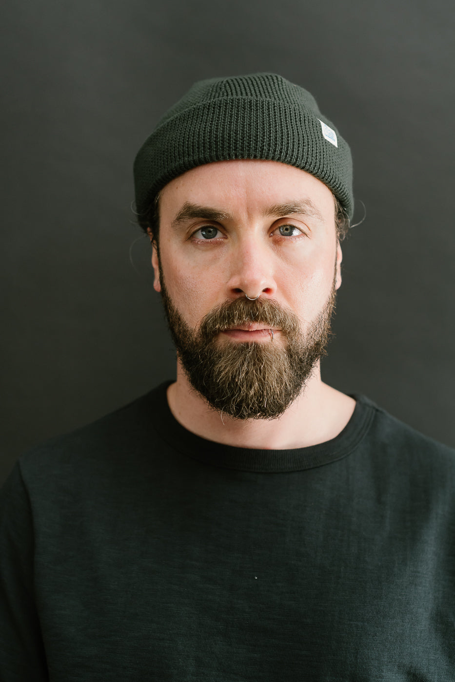 Close-up front view of male model, 5'9