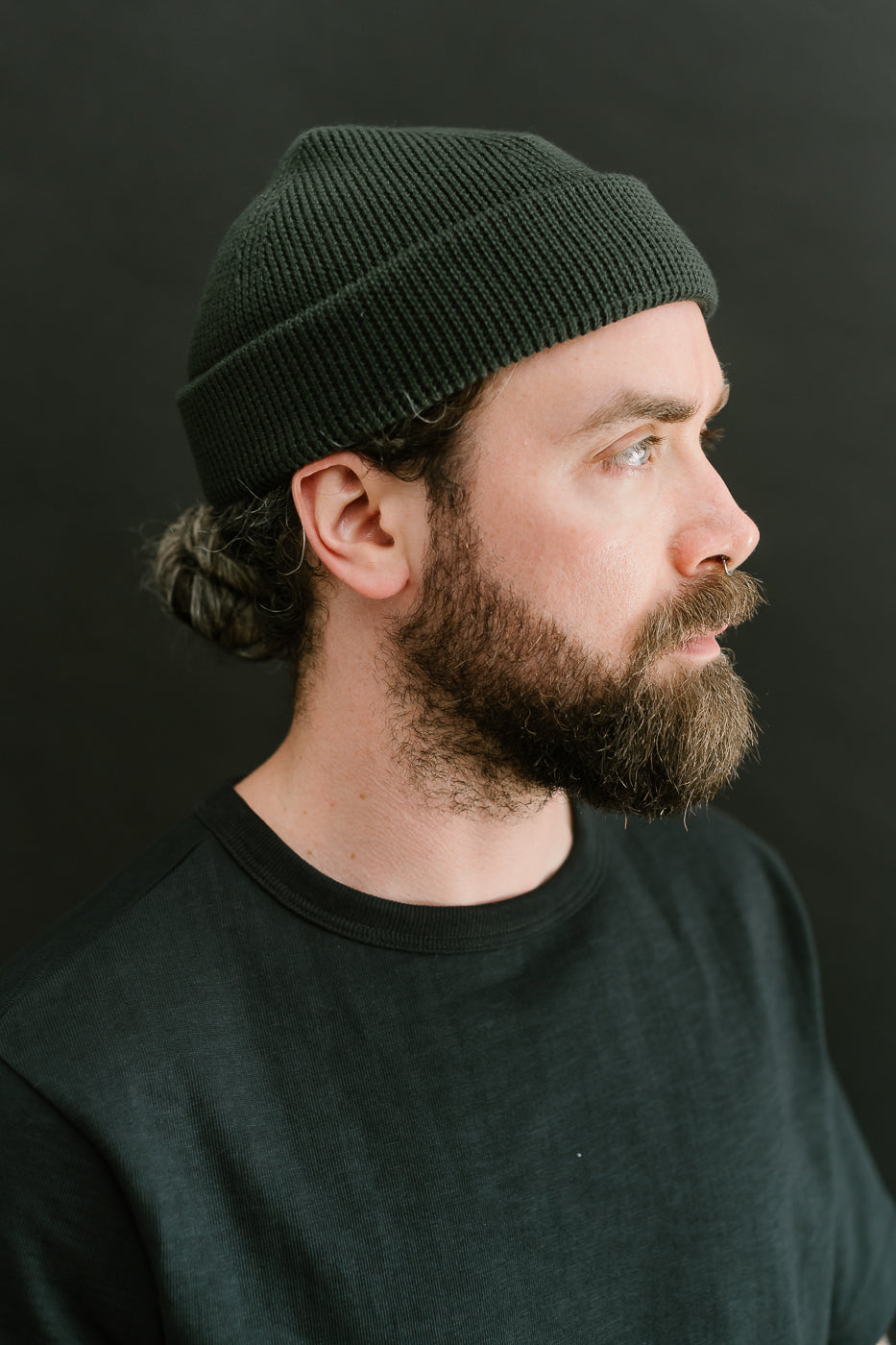 Close-up right side view of male model, 5'9