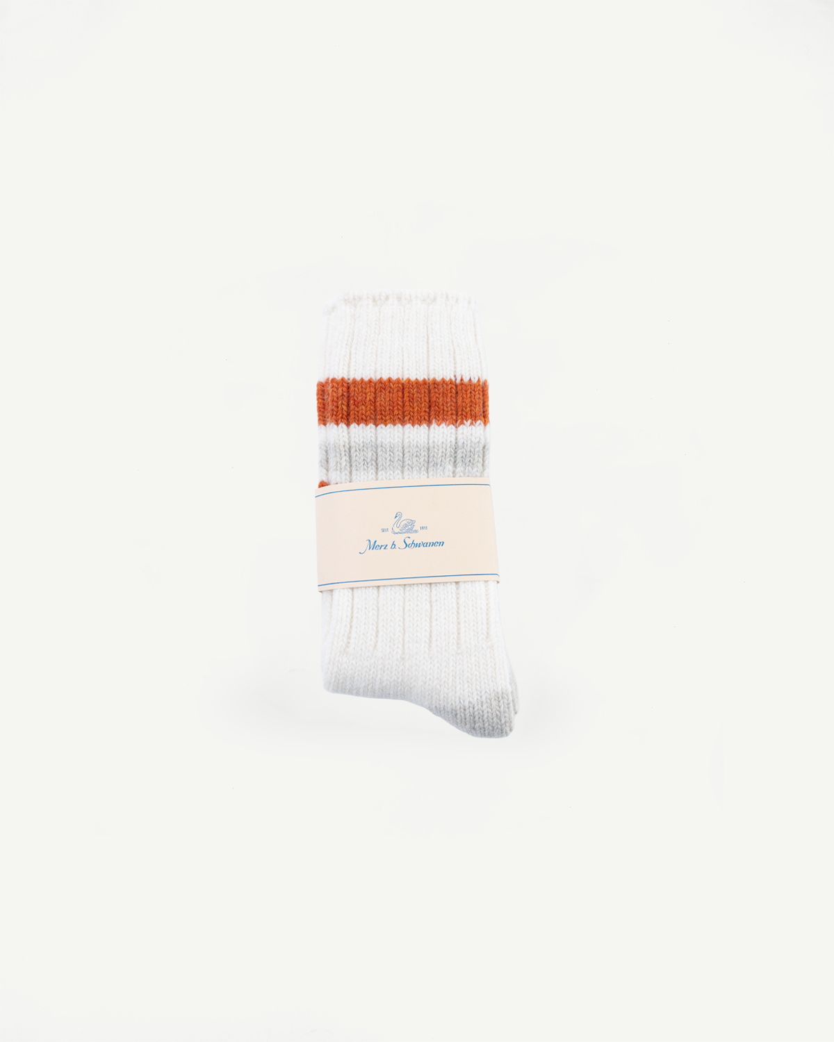 Front flat lay of Merz b. Schwanen recycled wool socks in nature and amber with ribbed texture.