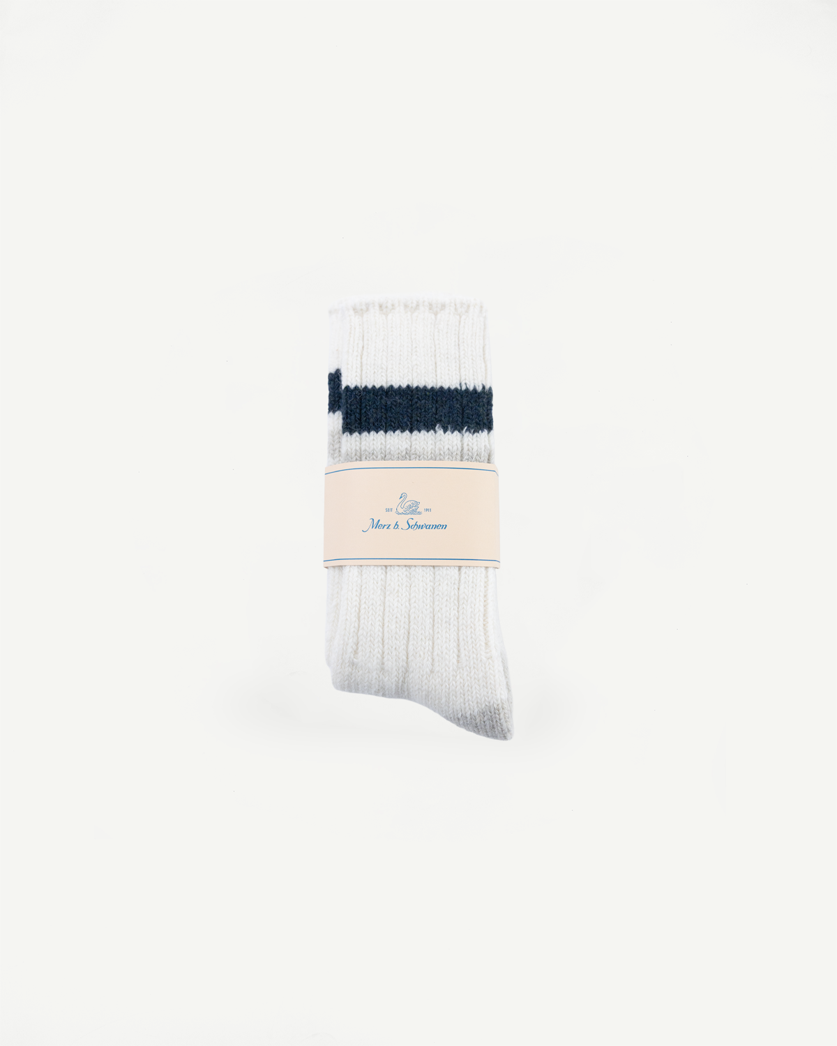 Front flat lay of Merz b. Schwanen recycled wool socks, nature and denim blue, ribbed texture.