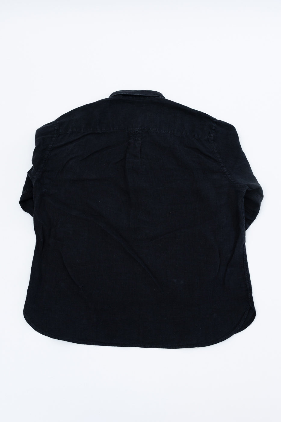 Black SHIRT20LI.01 organic linen button-up, back view, showcasing a rear box pleat and side slits for movement, embodying Dant's heritage-inspired, high-end menswear aesthetic.