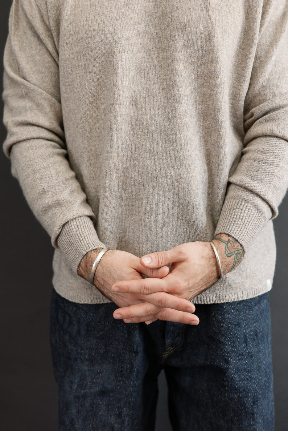 Front view of a male model (5'9