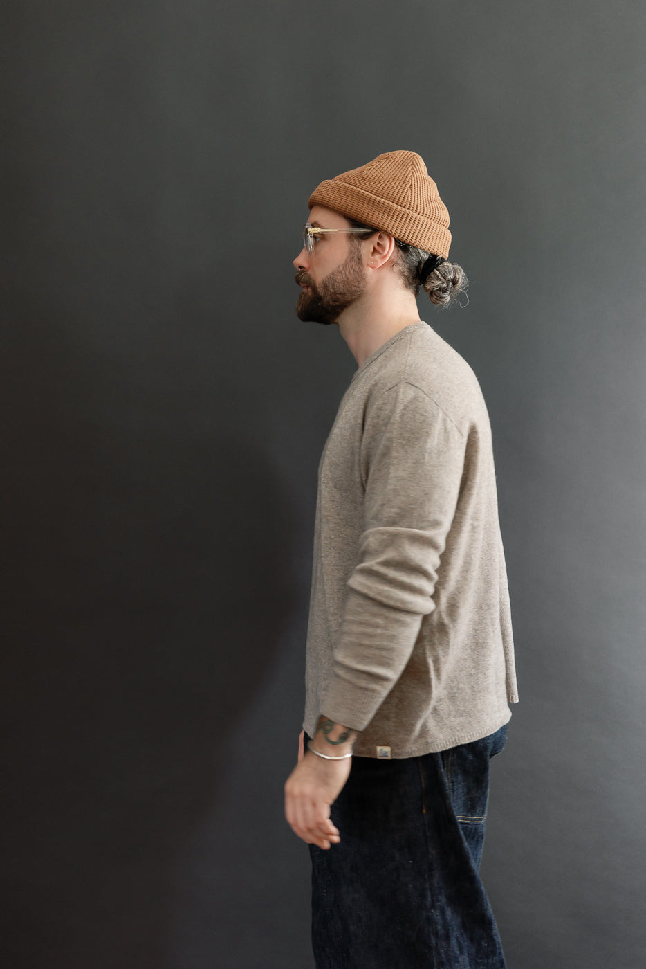 Profile view of a male model, 5'9
