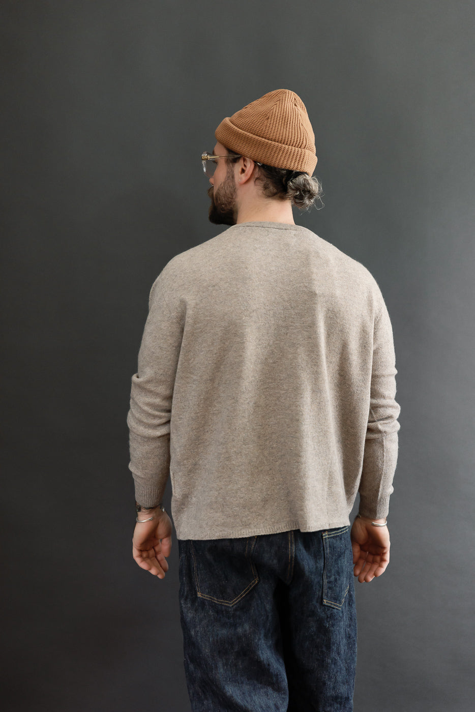 Back view of a male model (5'9