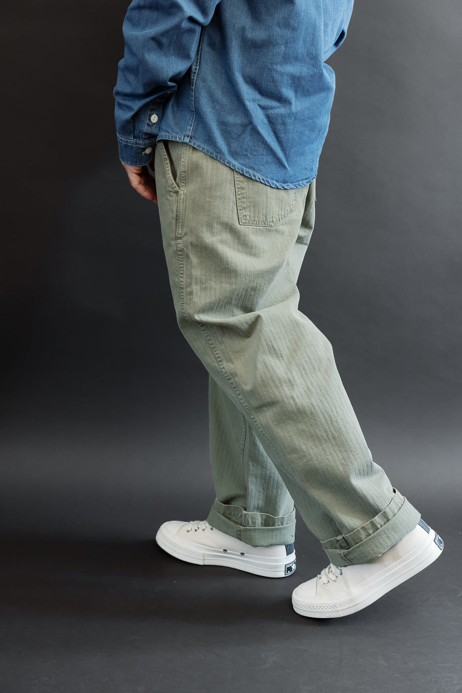 Side view of male model, 5'9