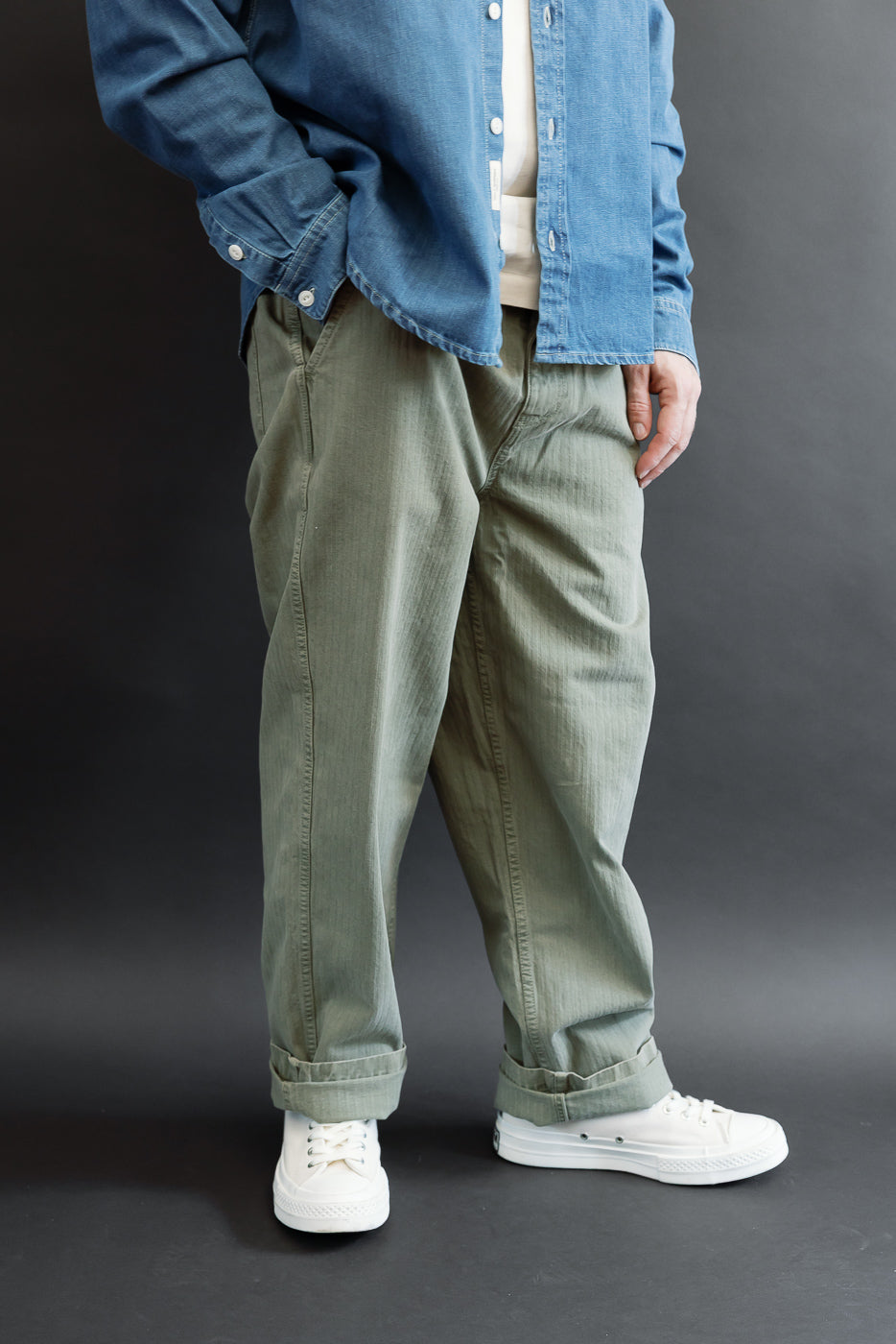 Front view of a male model (5'9