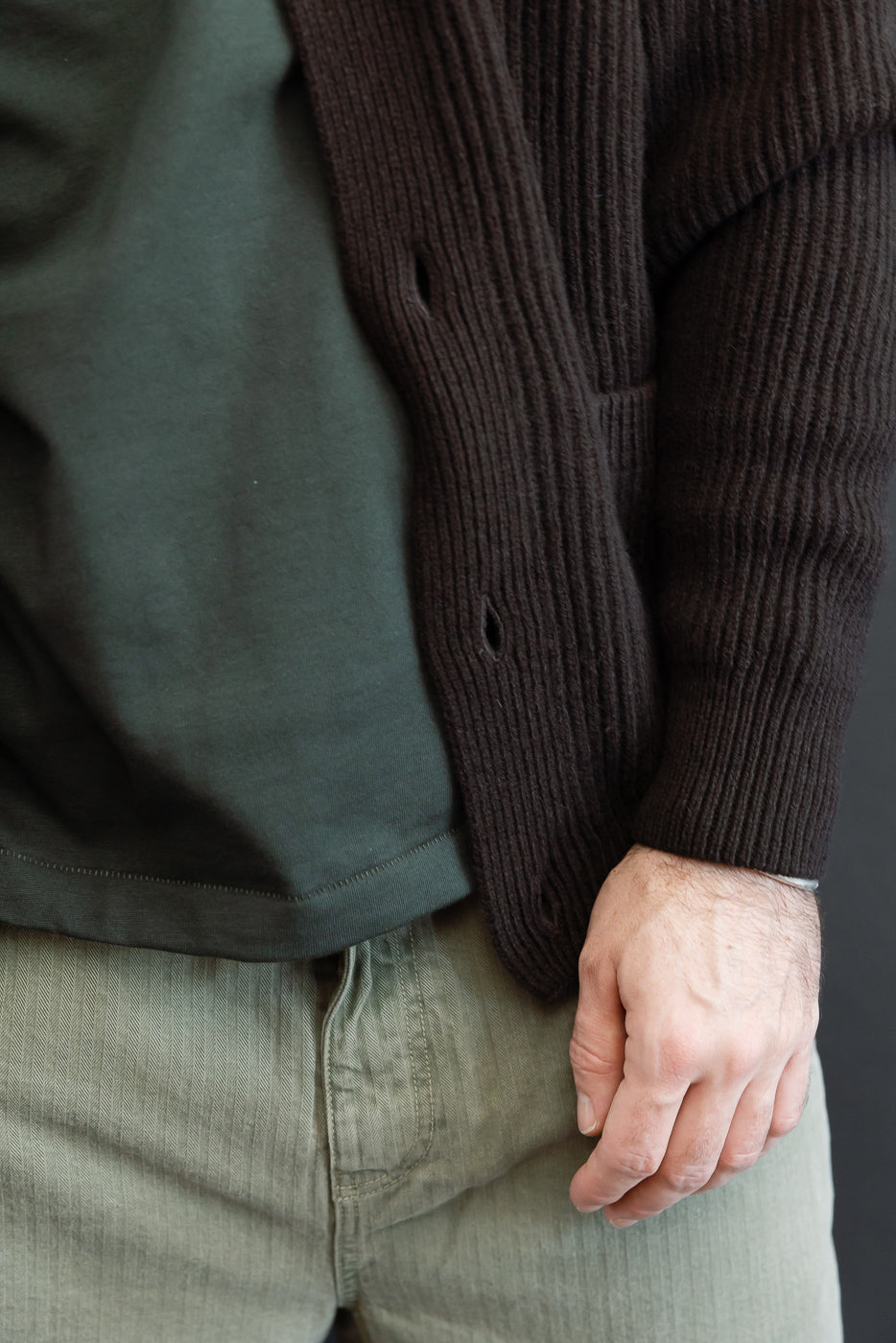 Close-up front view of a male model, 5'9