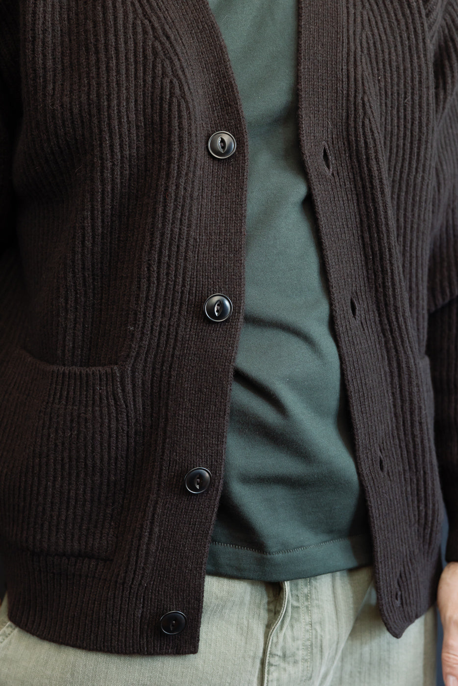 Close-up front view of a male model (5'9