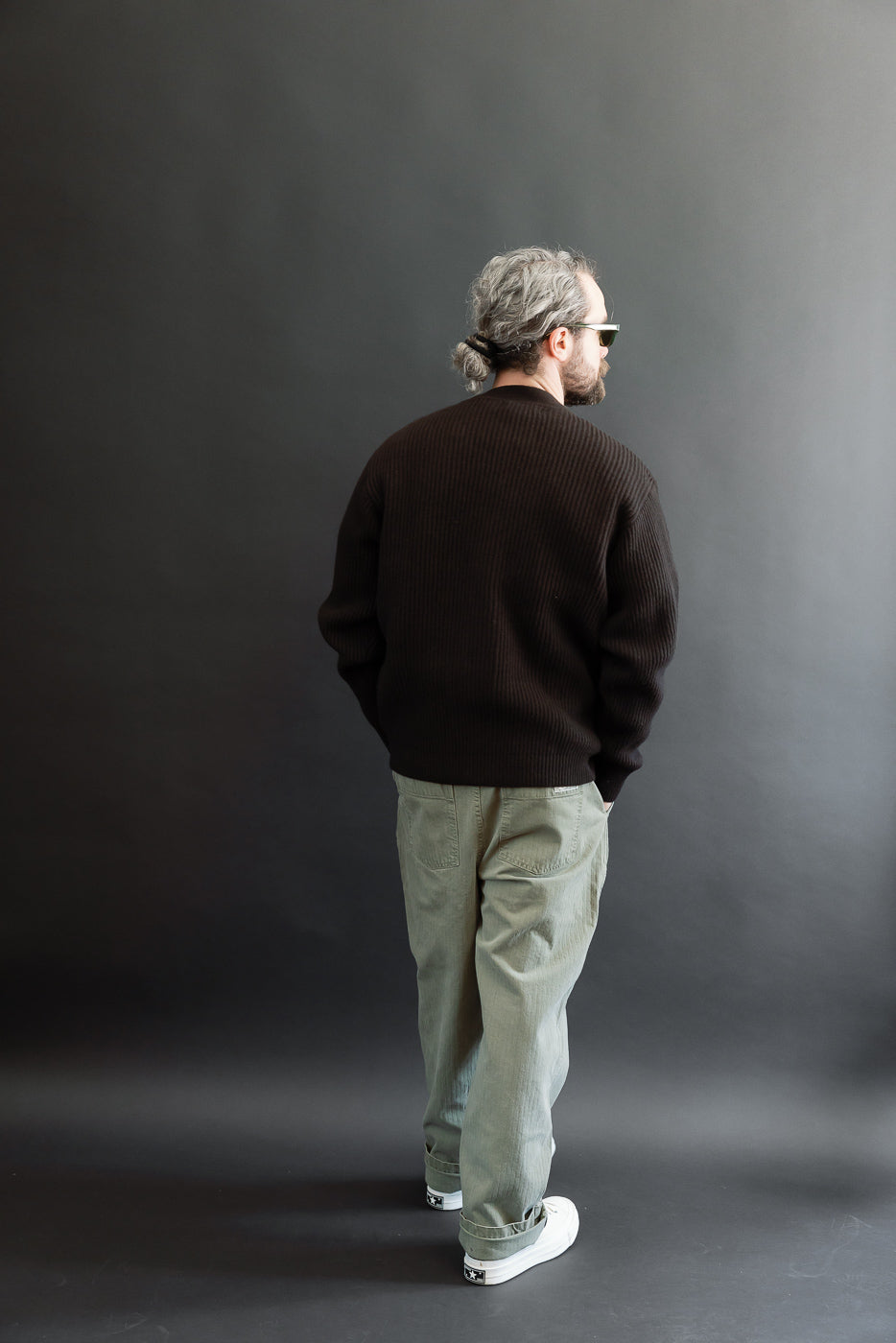 Full body back view of male model, 5'9