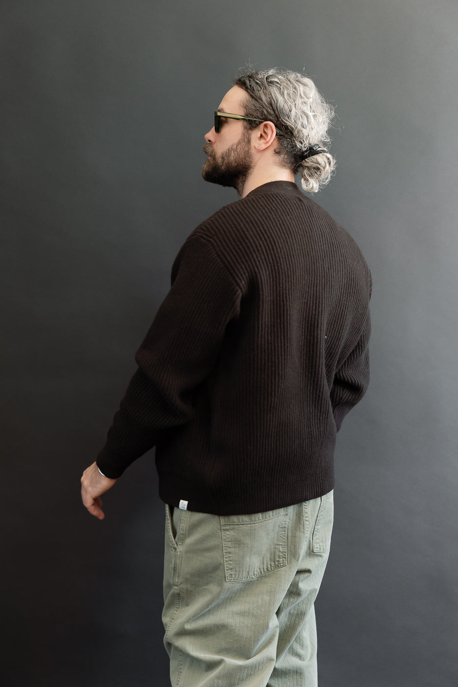 Back view of a male model, 5'9
